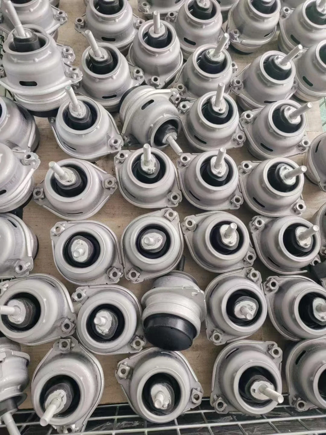 Whole sale Auto Parts Engine Mount For BENZ 210 240 03 18