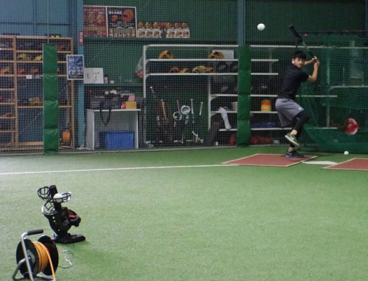 baseball batting training equipment breaking pitching machine