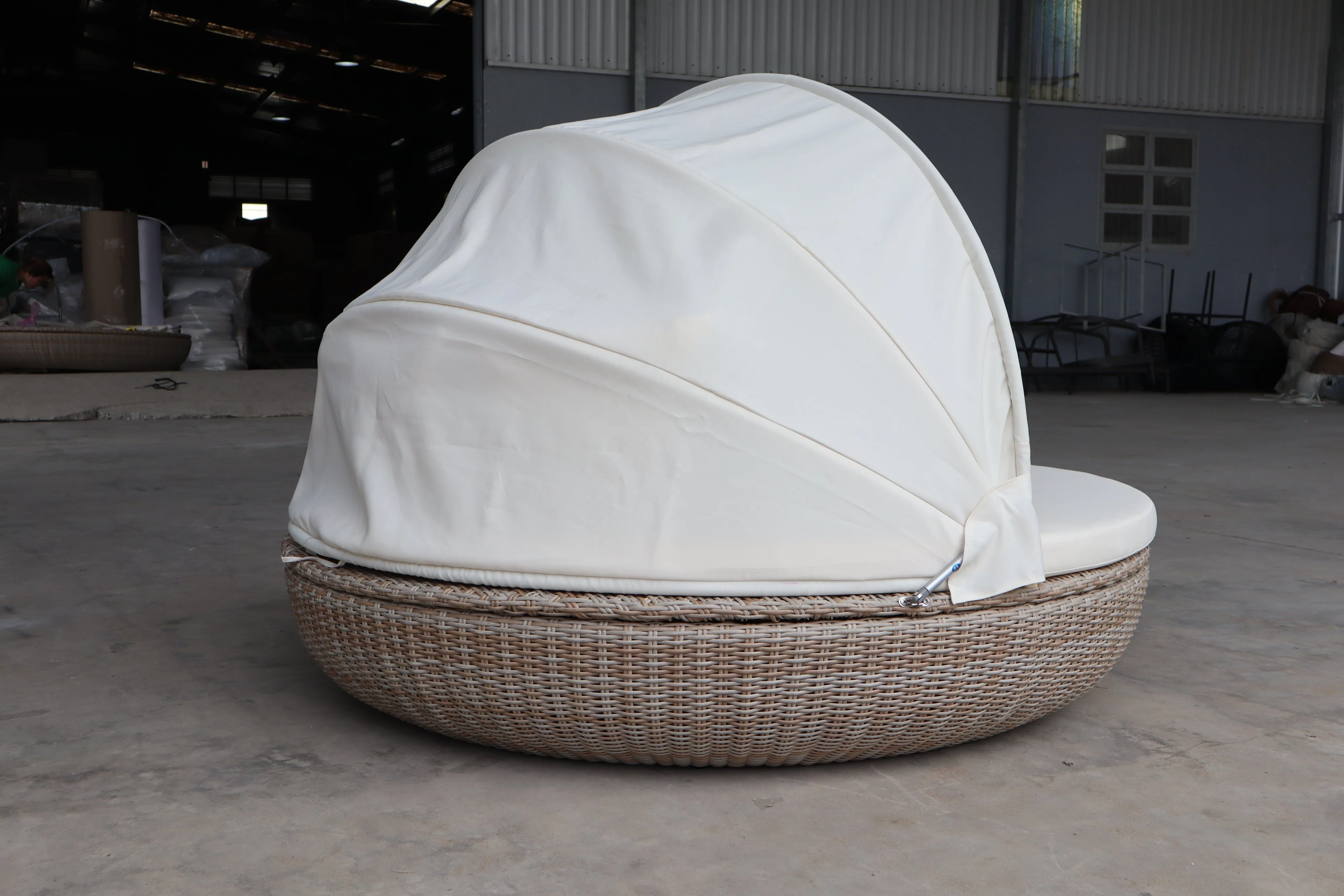 PRSB-002N Outdoor  round sunbed with canopy wicker rattan furniture made in Vietnam for Outdoor Garden Patio relaxing seating