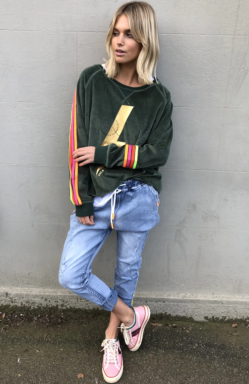 Hot selling printed women hoodies pullover sweaters in black color