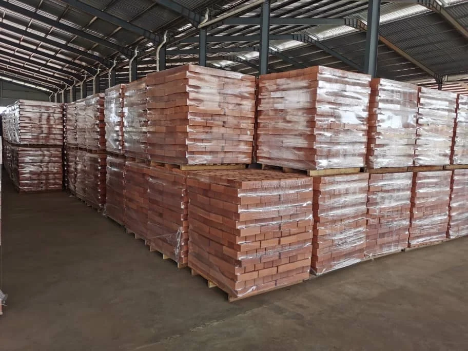 Глиняный кирпич хорошего качества с 3 отверстиями