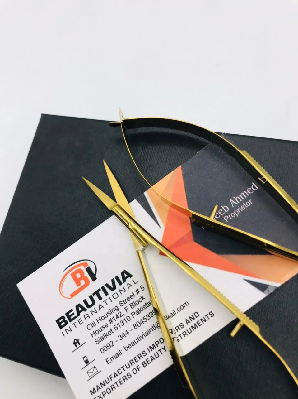 Gold Plasma Spring Scissors Extra Sharp Curved Stainless Steel Blade Russian Solid Cuticle Scissors for Nail Application