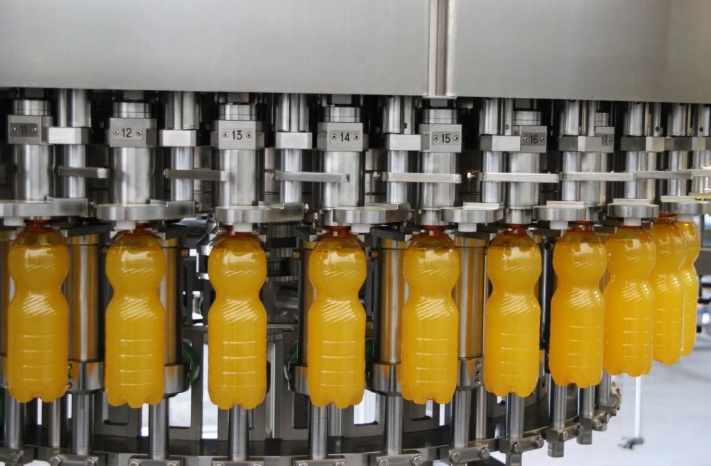 Автоматические Скручивающиеся колпачки ополаскивающая машина для розлива укупорочная соки моноблоки с тремя блоками 3000 Bph 500 1500 мл стеклянные ПЭТ-бутылки