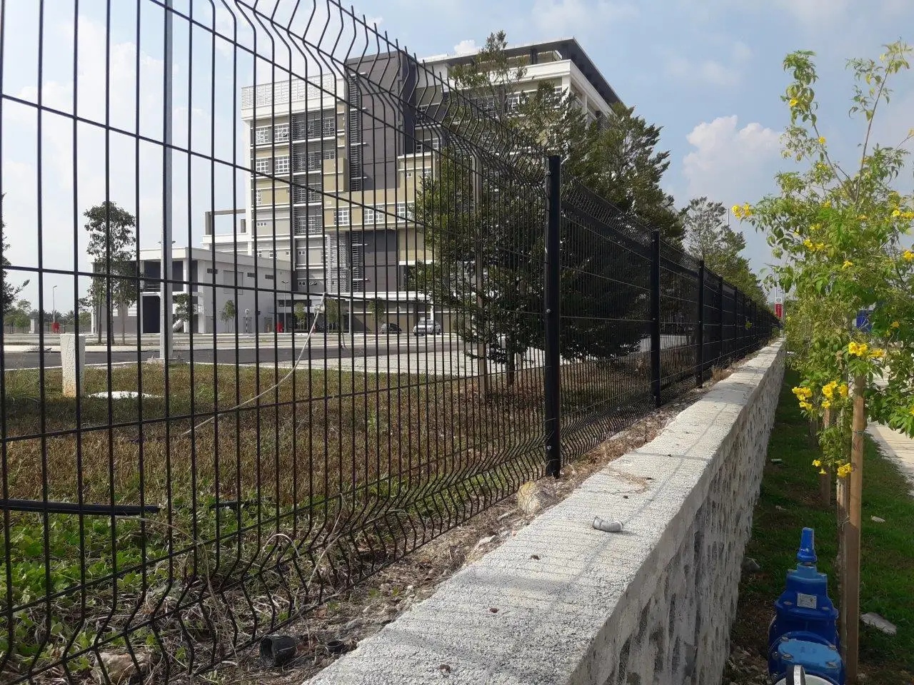 Factory Price Premium Powder Coating Color Selection Bending Curved Metal Fencing With Fence Post Brackets Cap For Outdoor