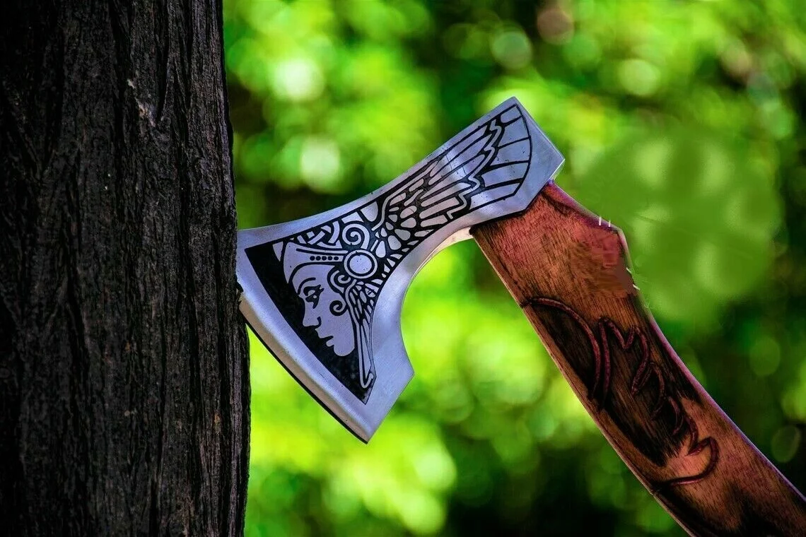 Изготовленный на заказ ручной работы топор Викинг с гравированной головкой и ручкой из розового дерева включая кожаный футляр
