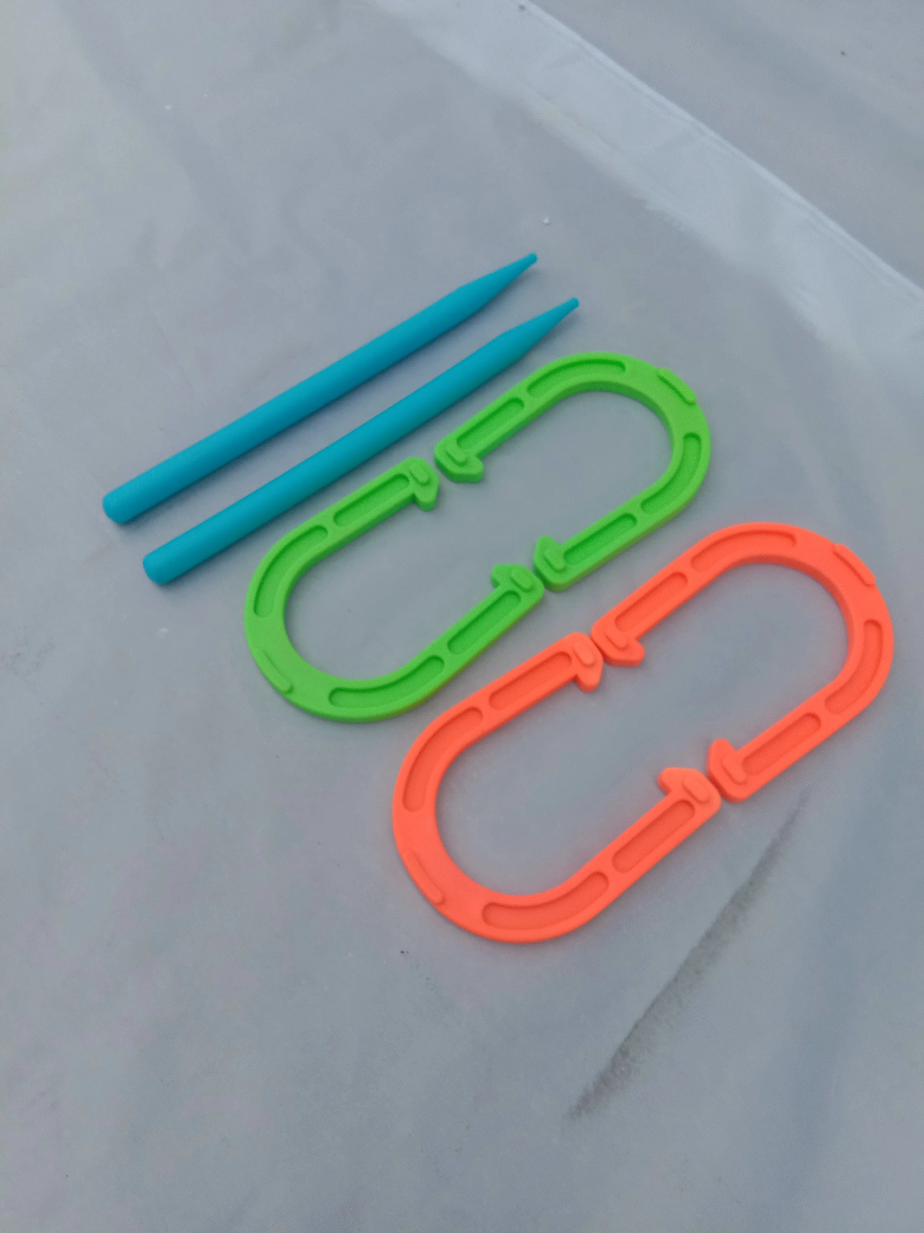 Waising Sports Plastic Horseshoe Game with 4 Horseshoes 2 Stakes for all ages