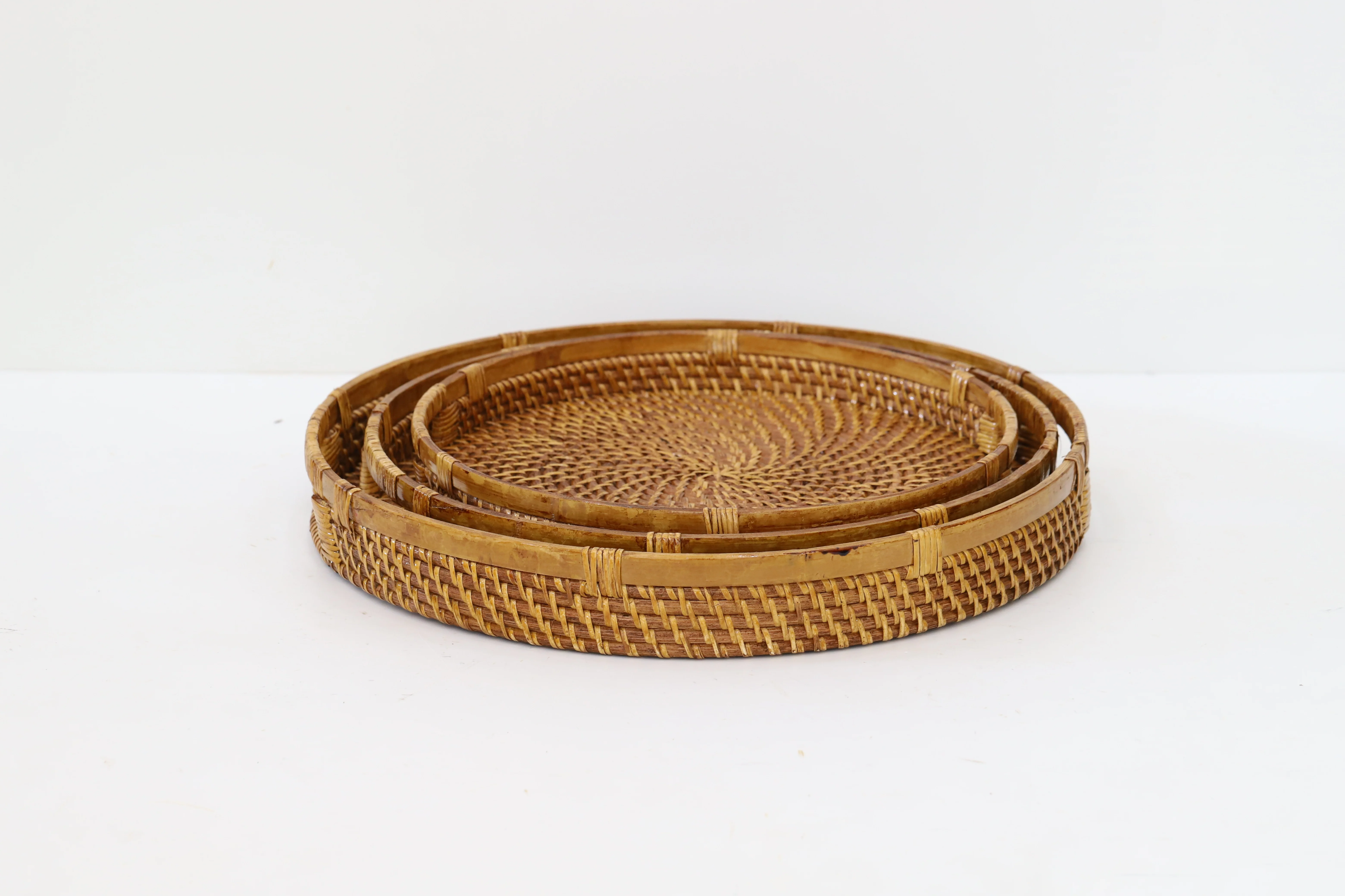 Rustic Hand Woven Round Rattan Storage Basket Serving Tray with Leather Handle for Home Decors