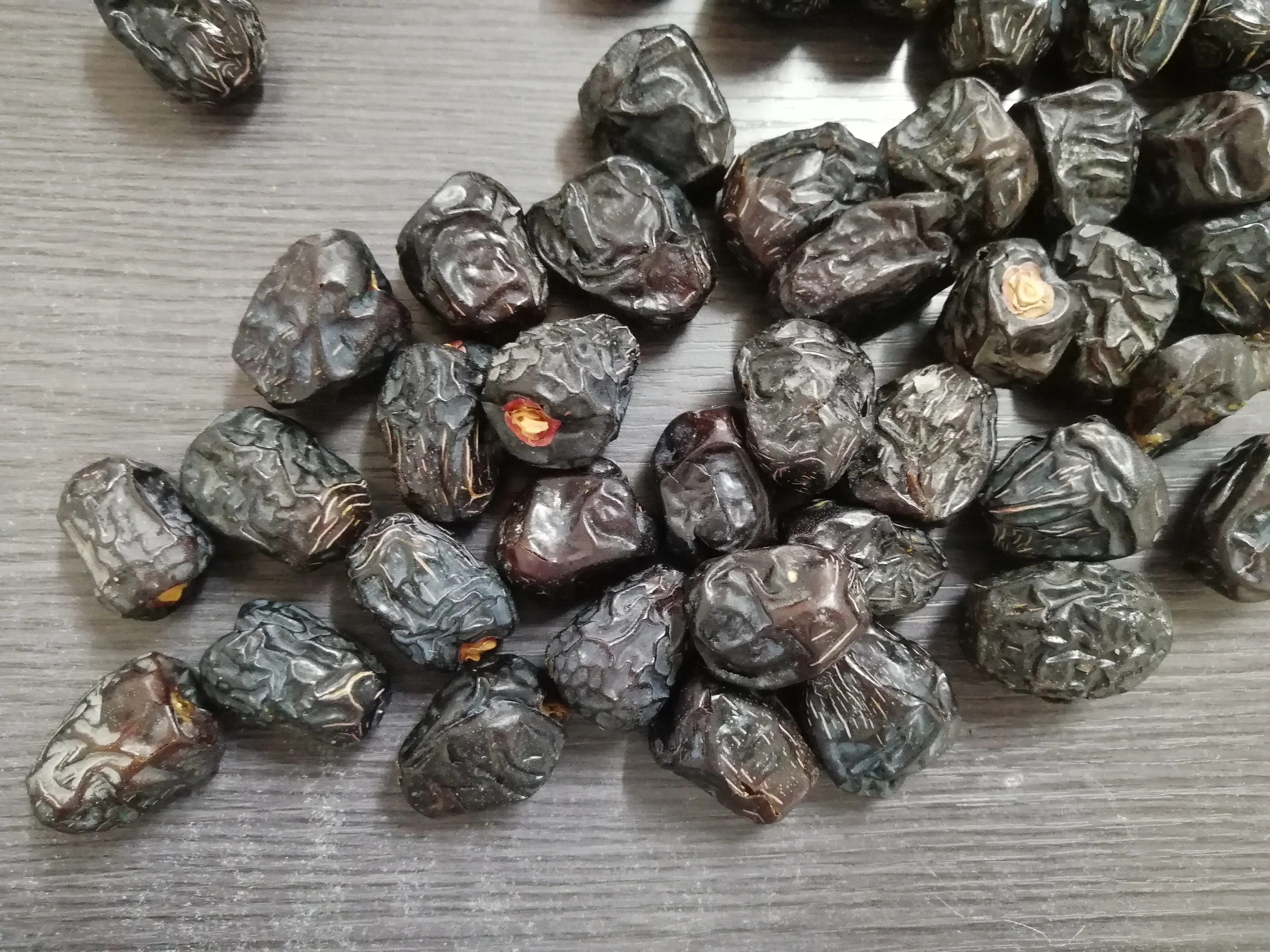 Saudi dates from Almadena Ajwa reasonable cheap price top and mixed qualities with customized packaging 500 gm 1 kg and 5 kg