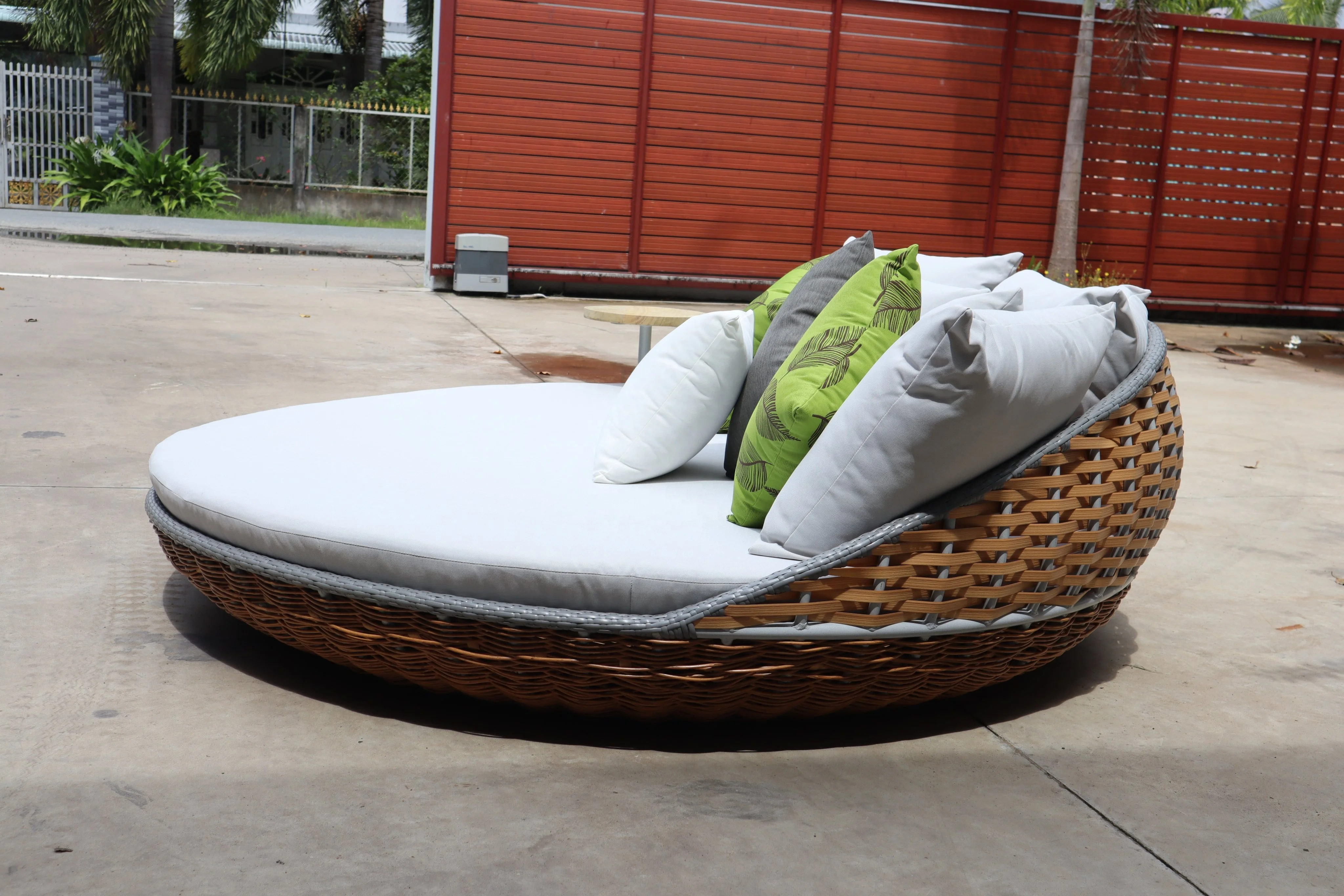 Outdoor Wicker Rattan Furniture Garden Patio Sun lounger Round bed Leisure relaxing seating made in Vietnam