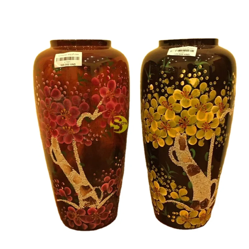 Wooden vase with 3D drawing outside