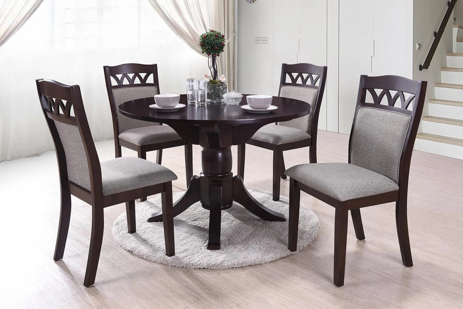 Durable Malaysia Round dining table match with 4 seaters wooden cushion seat chairs in oak color