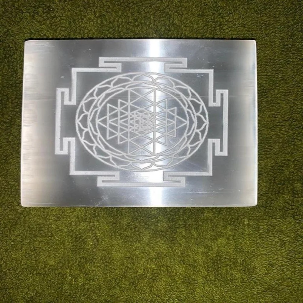 Wholesale Natural Selenite Charging Plate With Shri Yantra Symbol Engraved Crystal Cleansing charging Plates For Reiki Healing