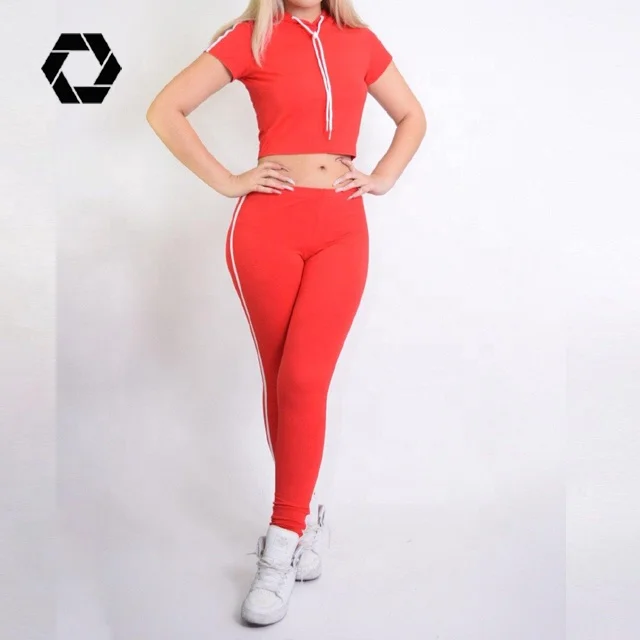 Женский укороченный спортивный костюм красный комплект с капюшоном