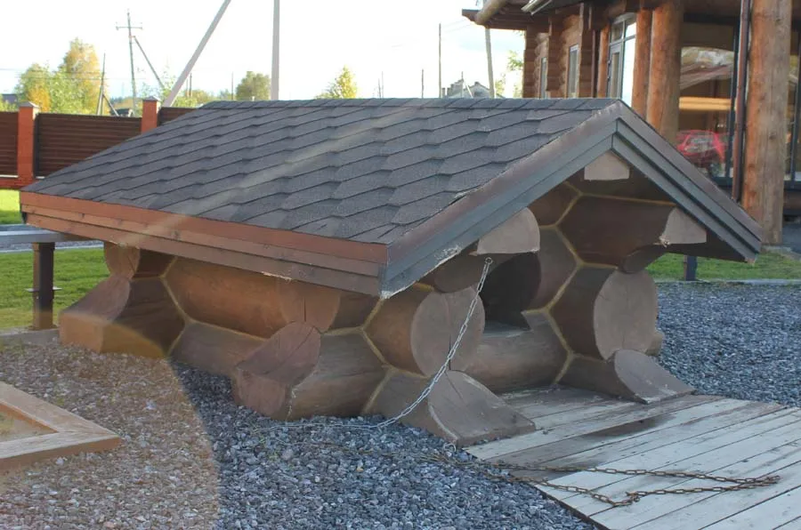 Custom-built Large Outdoor Natural wood log Doghouse Natural Solid Wood Dog House Kit for dogs and pets