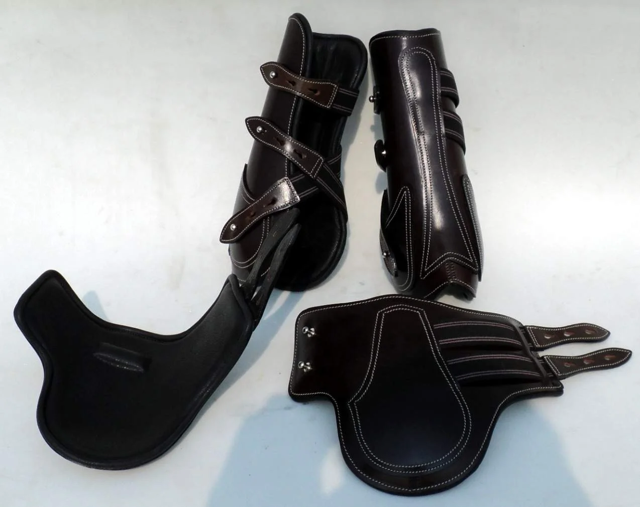 Fancy Customized Leather Horse Ankle & Tendon Boot set with softy leather padding brass hardware white stitching
