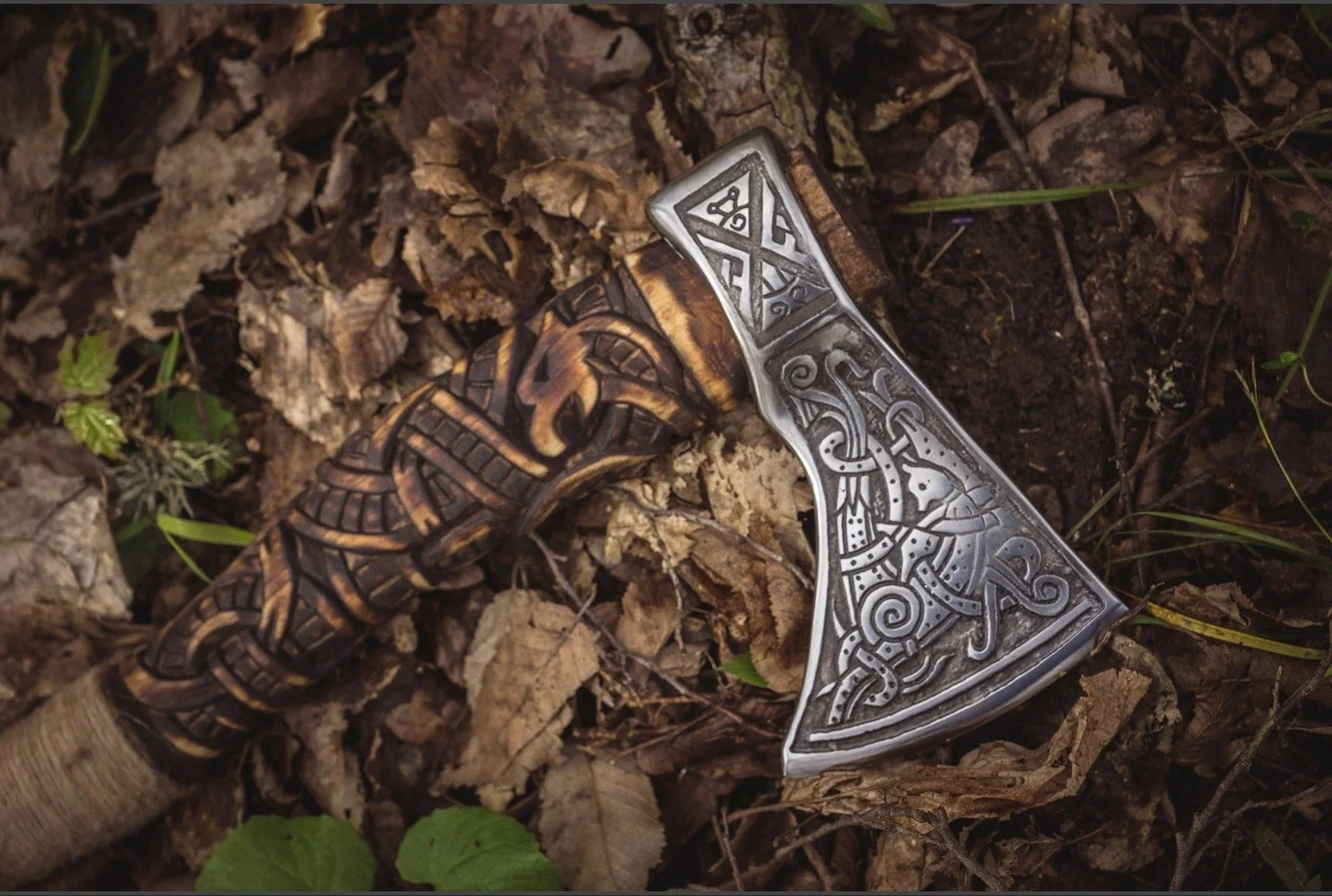 UNITY HANDMADE 5160 STEEL CUSTOM HANDMADE VIKING RAVEN AXE WITH AMAZING ENGRAVED HANDLE