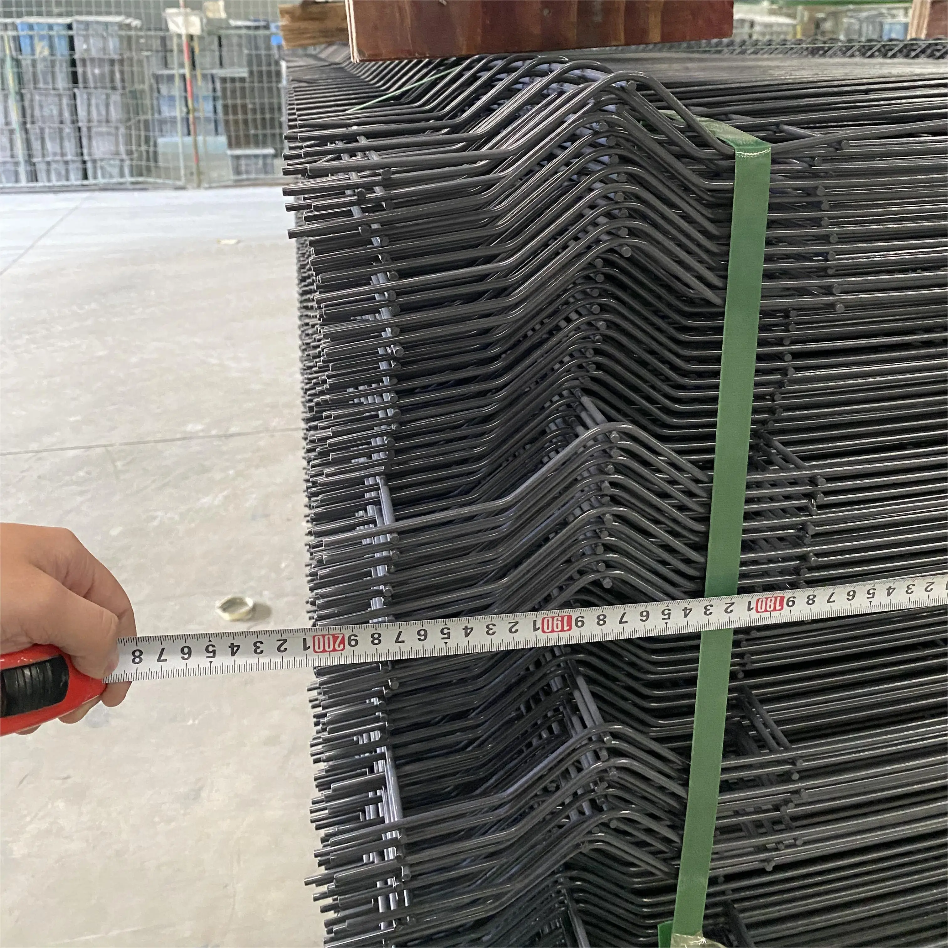 Горячая распродажа сетчатая панель с порошковым покрытием сварочное 3d ограждение забор по периметру аэропорта тип колючей проволокой