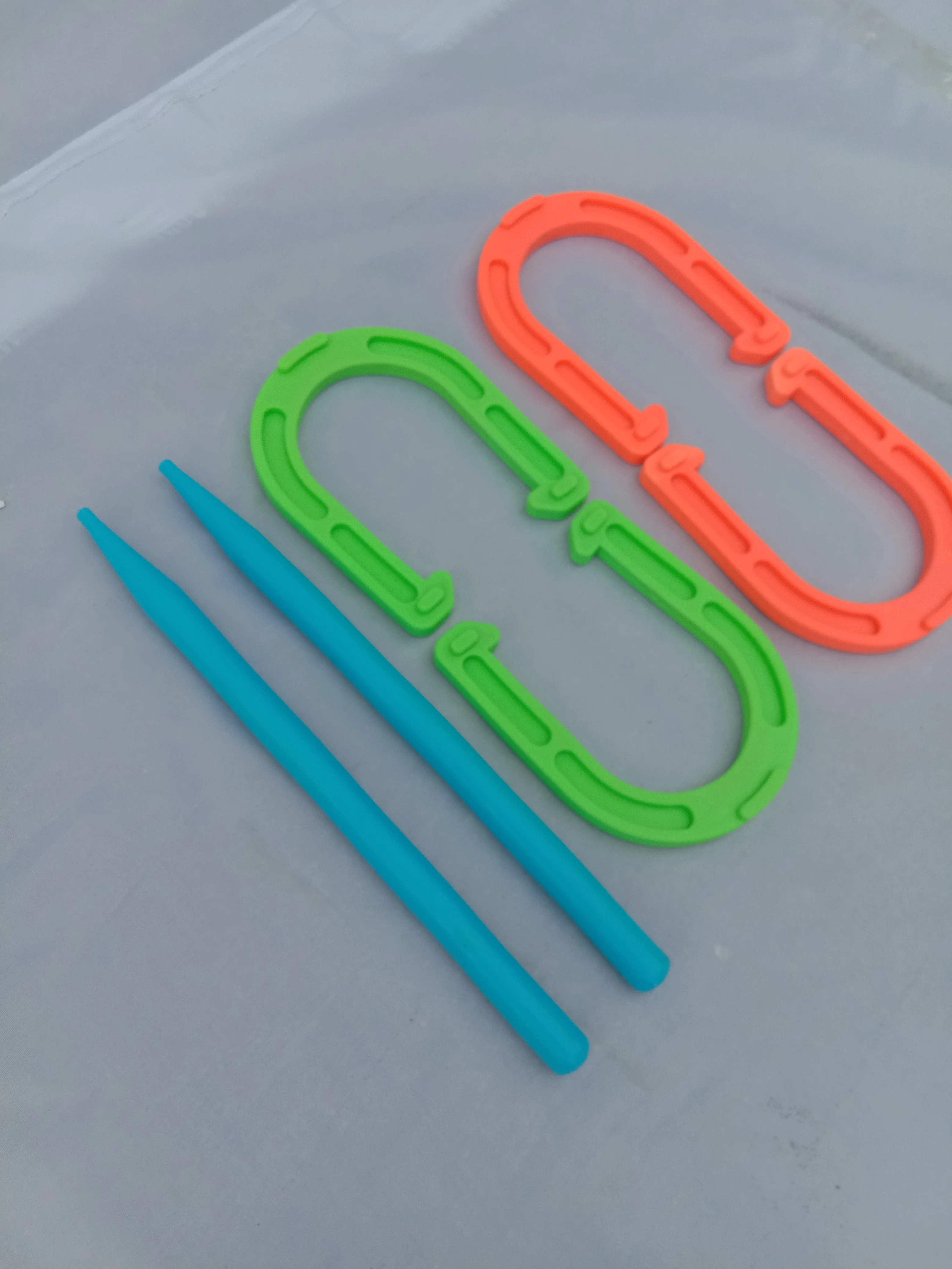Waising Sports Plastic Horseshoe Game with 4 Horseshoes 2 Stakes for all ages