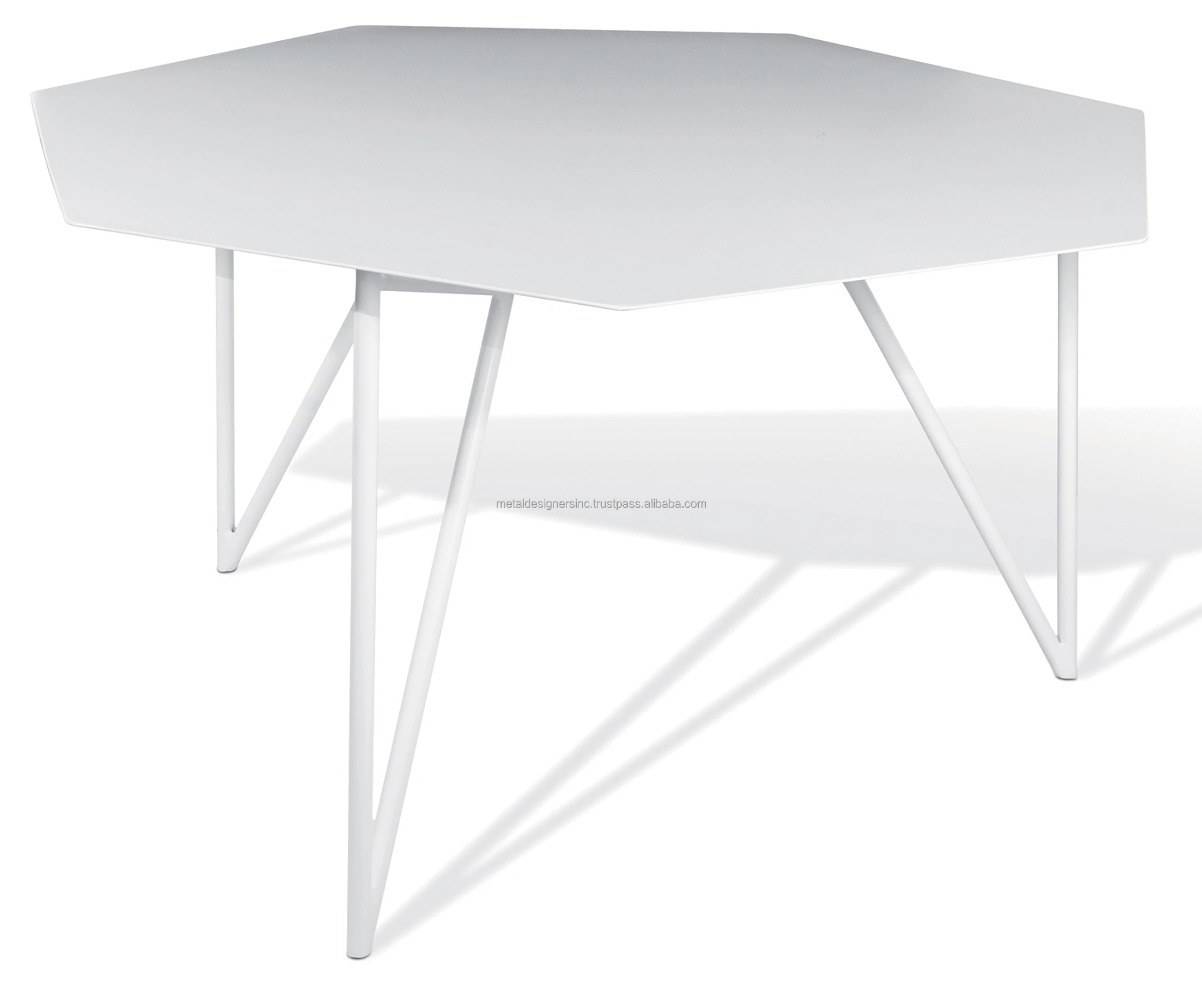 Стол из листового металла с тремя ножками простой и уникальный дизайн различными деревенскими серыми черными другими отделками