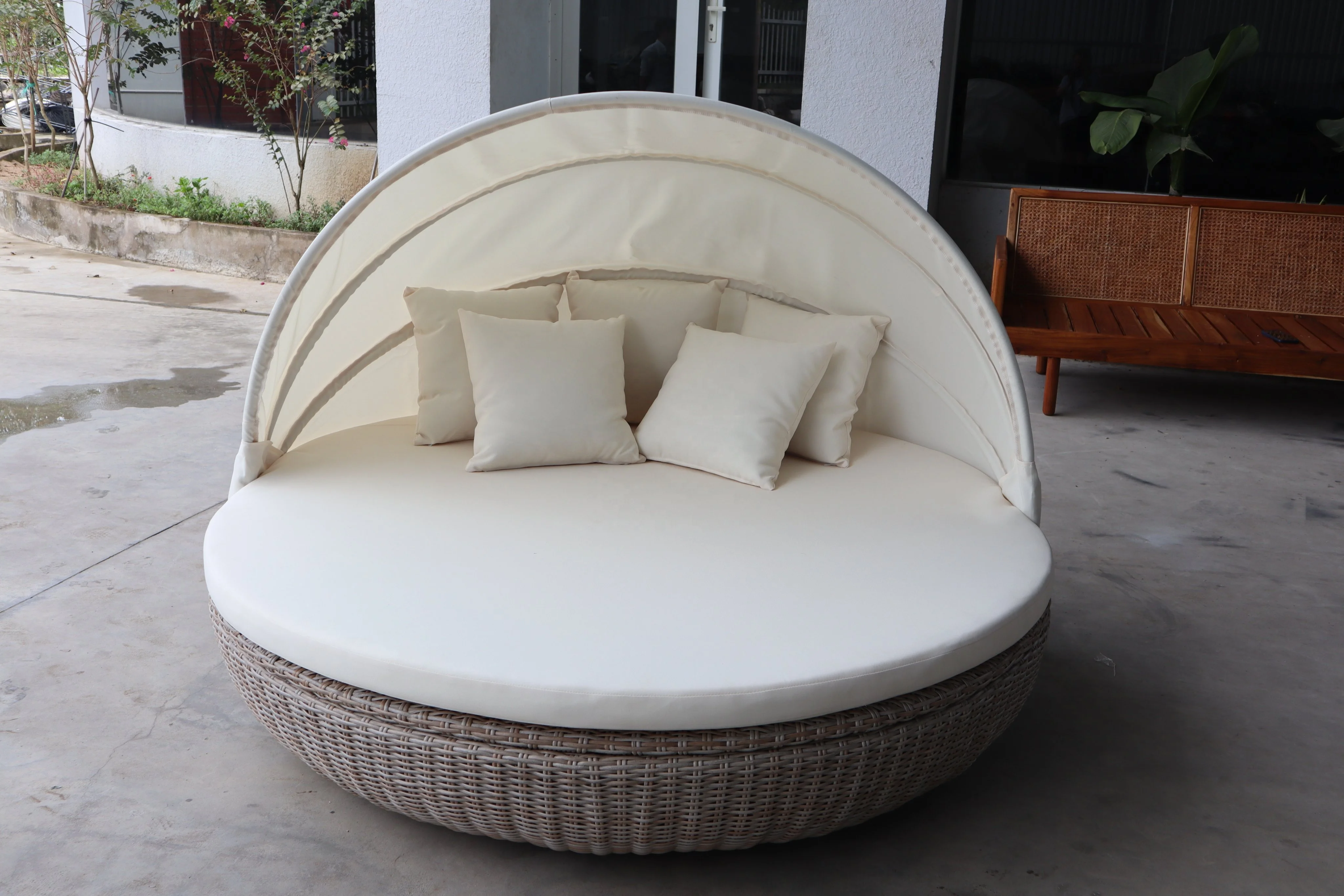 PRSB-002N Outdoor  round sunbed with canopy wicker rattan furniture made in Vietnam for Outdoor Garden Patio relaxing seating