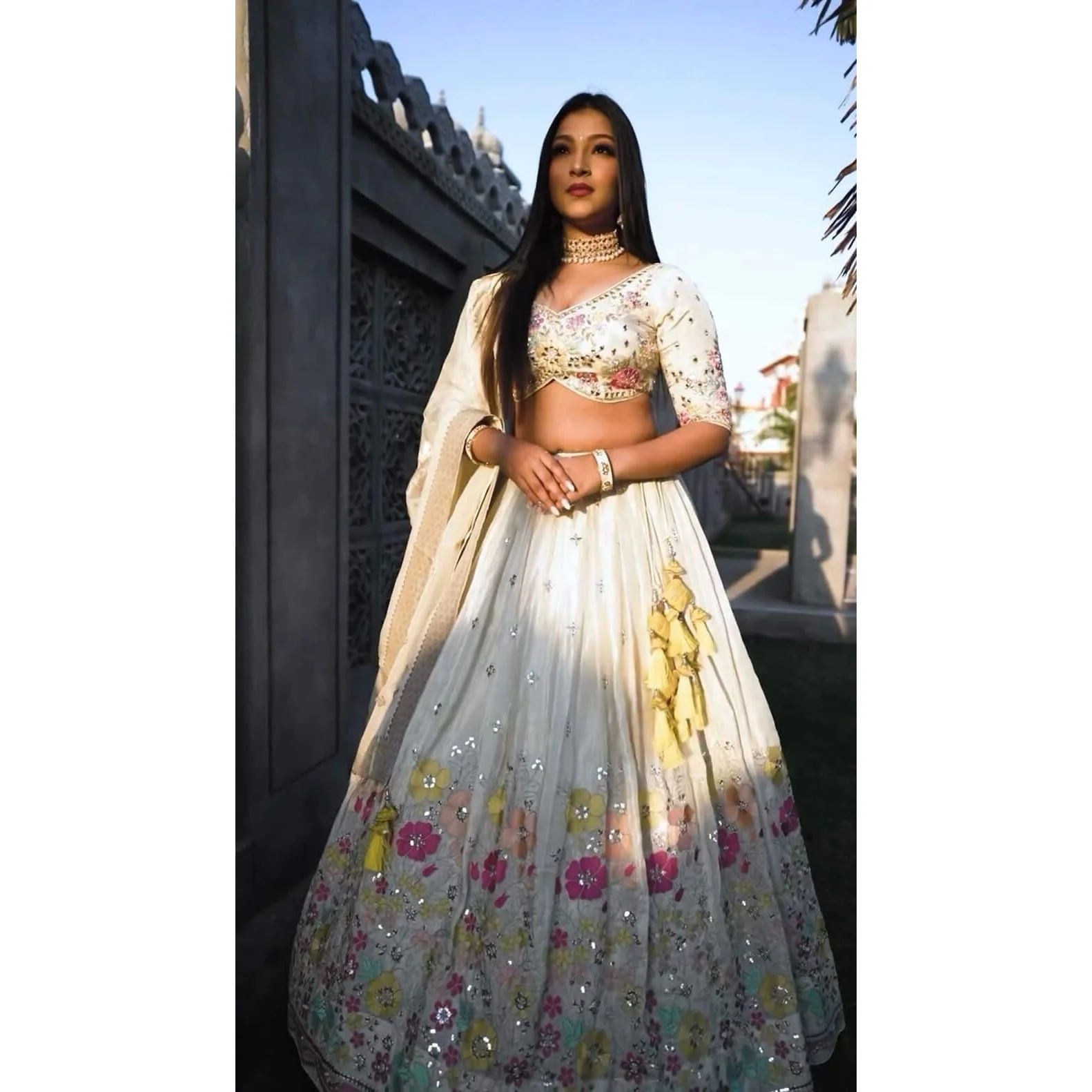 Трендовые шиноновые нитки LEHENGA CHOLI с белым DUPATTA