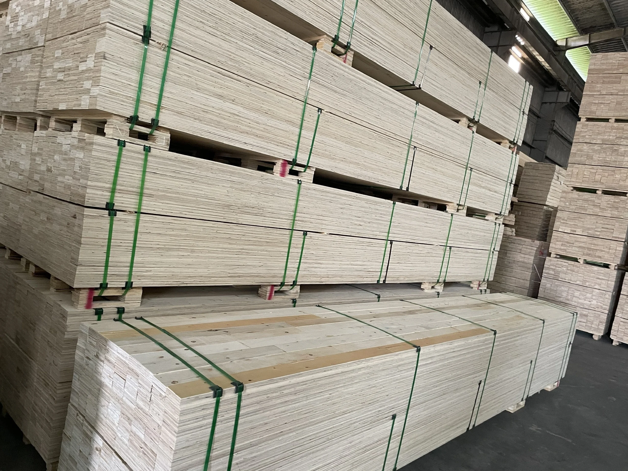 VietNam LVL plywood LVL timber manufacturer for Pallet/Construction/Furniture with high quality