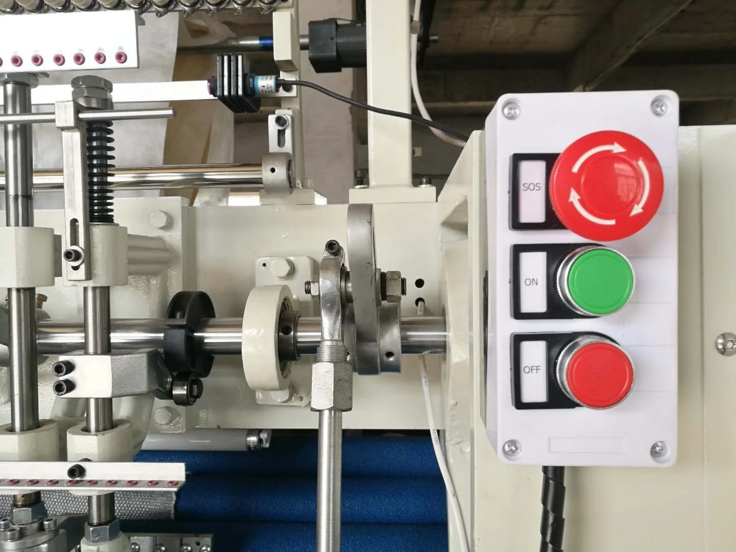 Автоматическая промышленная машина для квилтинга из нетканого материала и