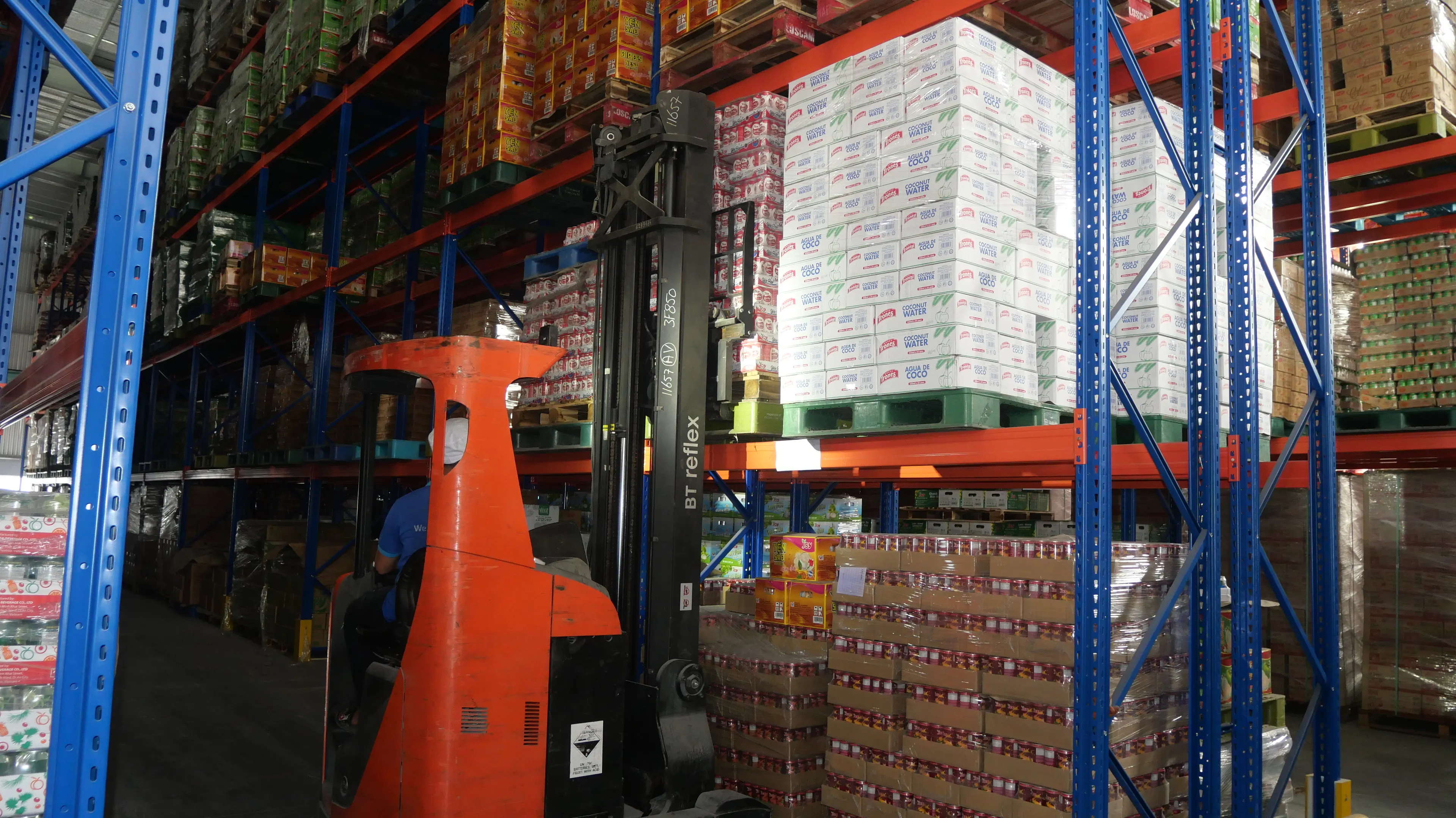 Органическое кокосовое молоко для приготовления пищи с содержанием жира 20-22% 400 мл банка вьетнамского производителя и сельскохозяйственного органического кокосового молока