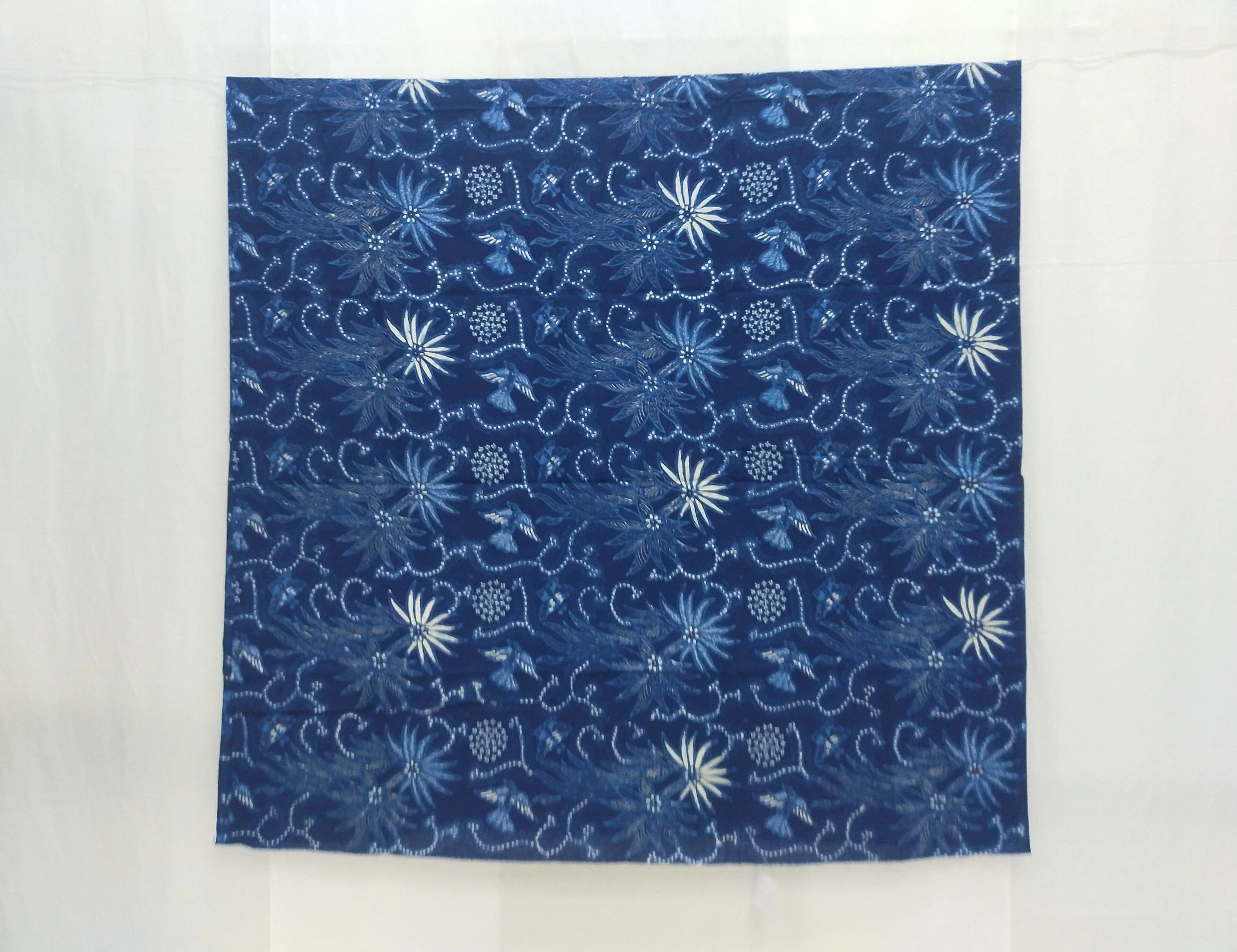 
 Ткань хлопчатобумажная Legong Batik с голубыми птицами и цветами, размер 44x160, из Индонезии  