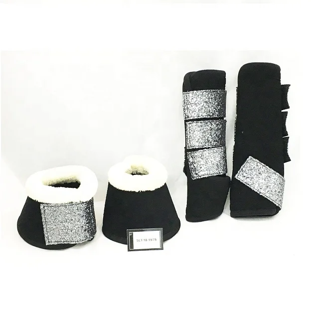 Блестящие ботинки для лошадей.