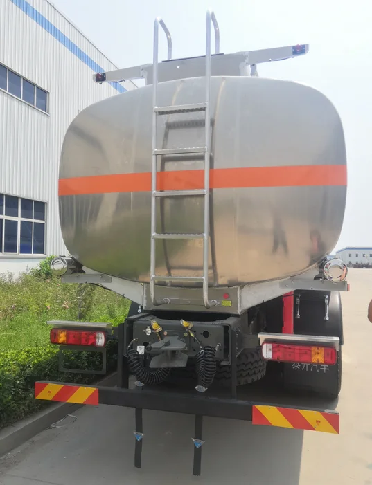China Brand 4X2/6X4 Oil Tank Truck 5 M3 10 M3 Liquid Fuel Bulk Cement Oil Semi Trailer Sprinkler Watering Truck for Sale