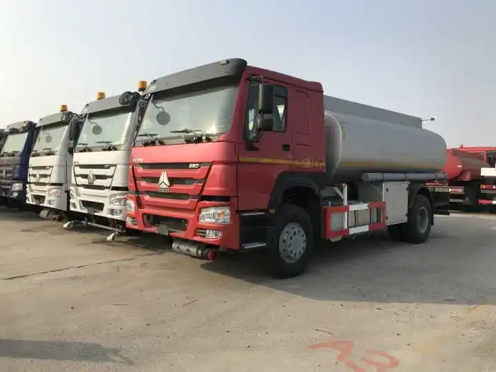 China Brand 4X2/6X4 Oil Tank Truck 5 M3 10 M3 Liquid Fuel Bulk Cement Oil Semi Trailer Sprinkler Watering Truck for Sale