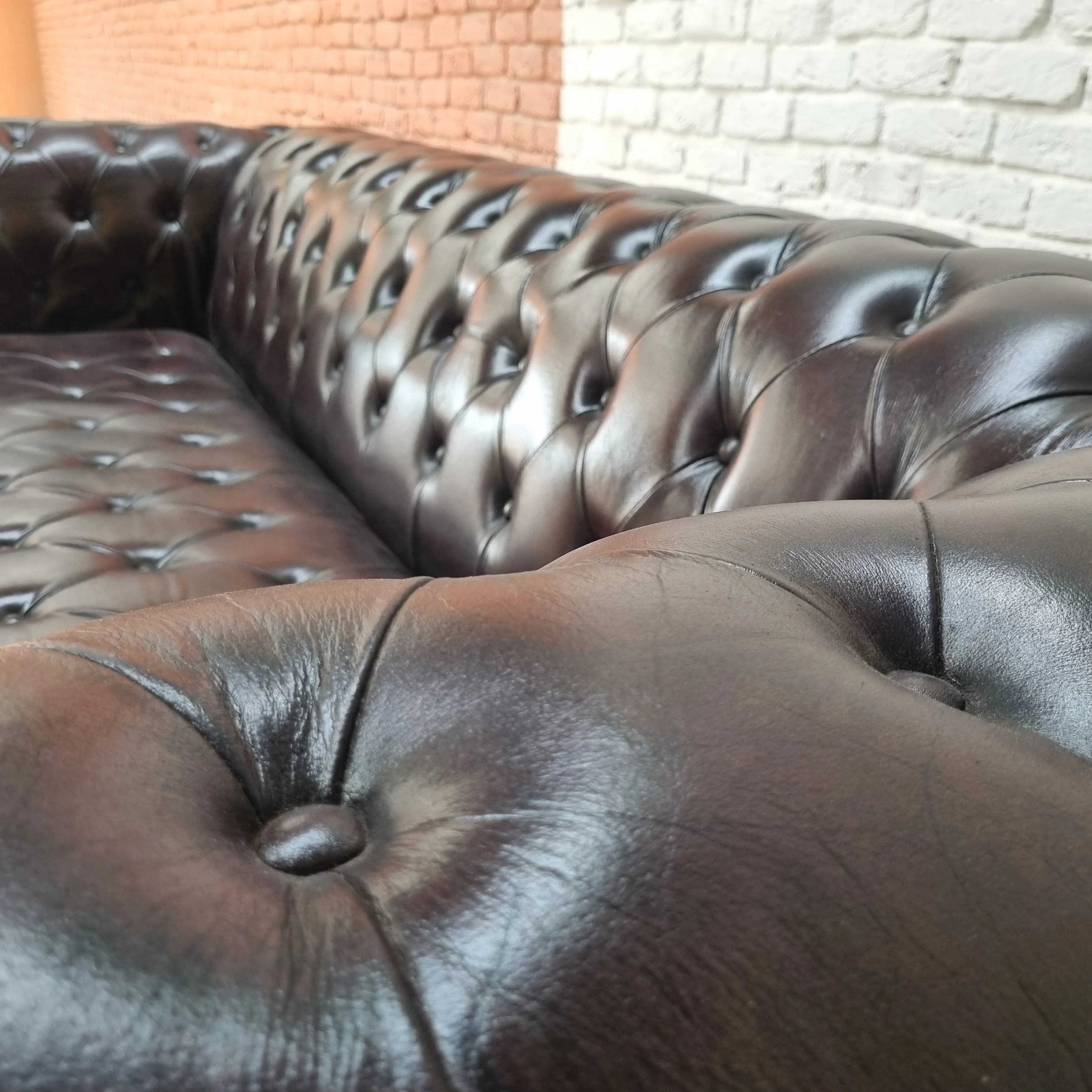 Hot Selling Latest Cherry Brown Tufted Chesterfield 3-Seater Leather Sofa Set for Living Room Unique Feature for Hotels Villas