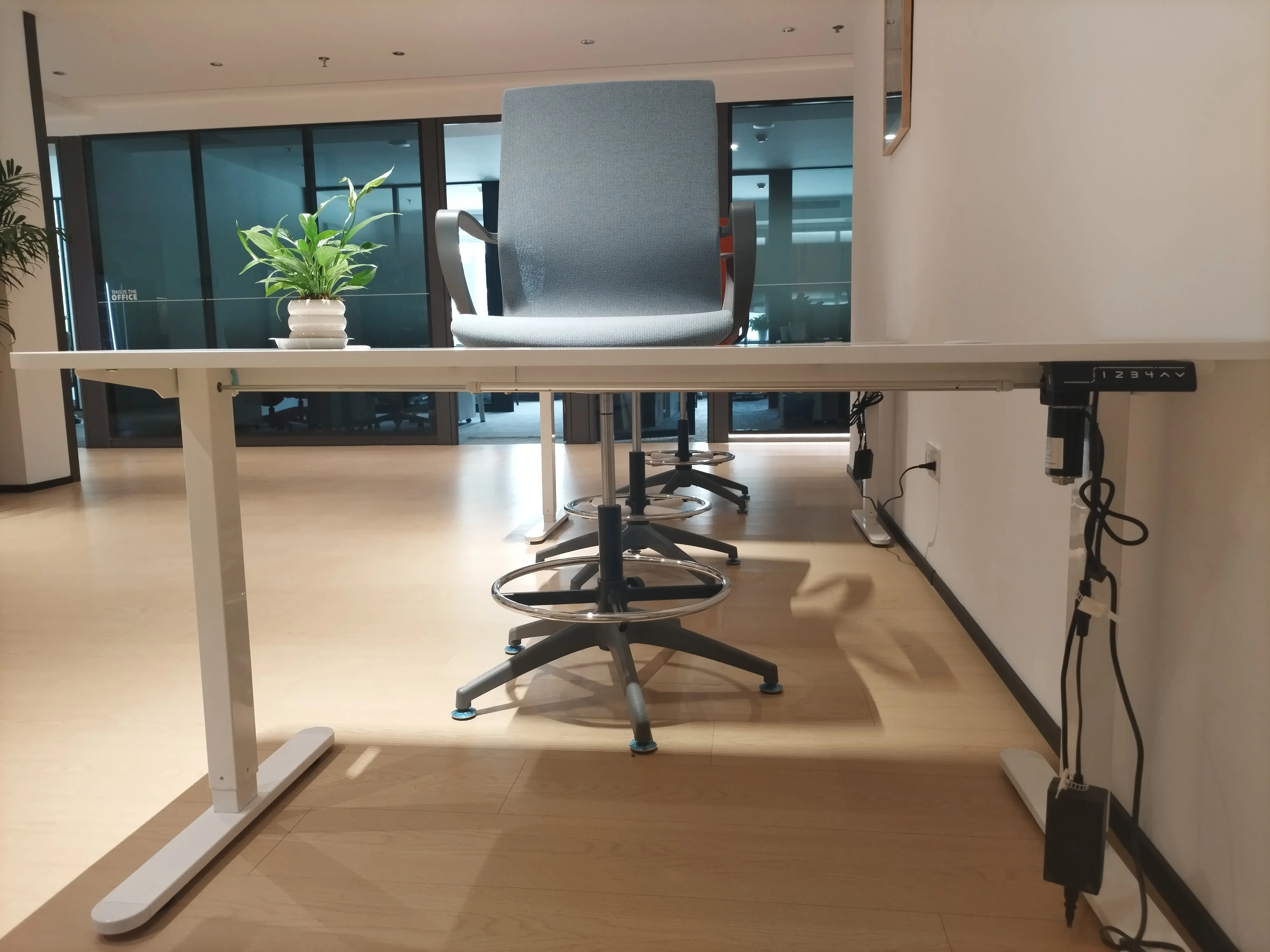 Minimalist height adjustable desk convenient standing office furniture