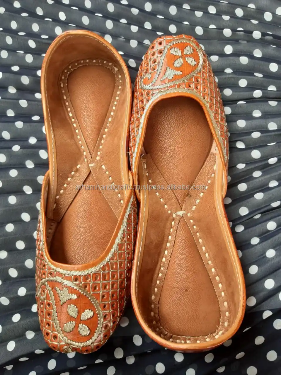 Designer Trendy Embroidery Juttis Luxury Indian Punjabi Flat Shoes Breathable Anti-Slip Features Strap Jelly Stylish Insole