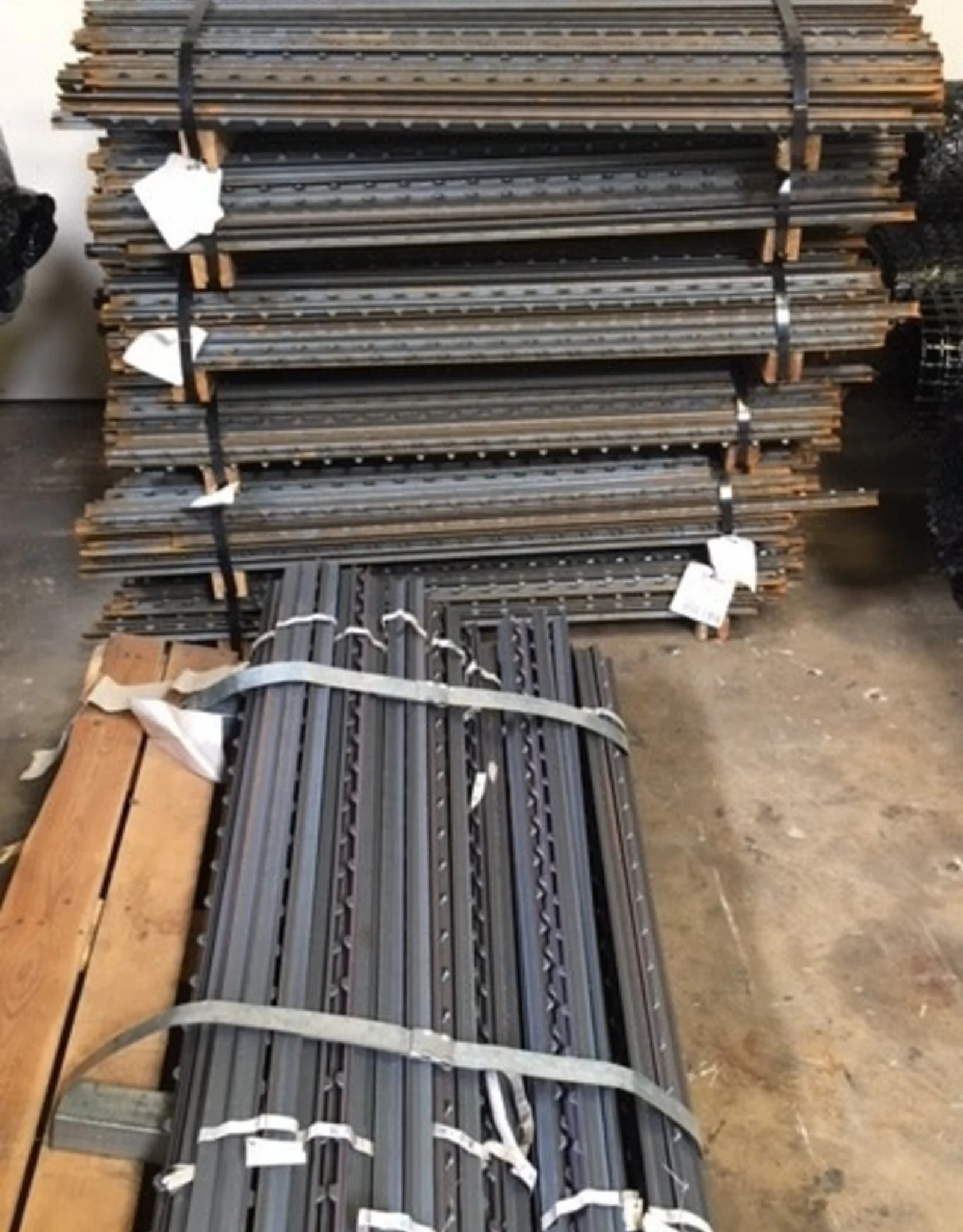 Low Price 24kg Railway Steel Rail Q235 Steel Railway Rail For Train Tunnel