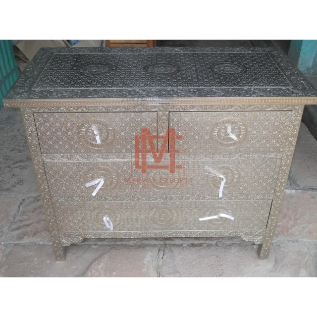 Белый металлический рельефный комод с деревянным серебряным тиснением 4 ящика