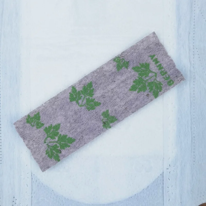 Quanzhou supplier customizes various models of daily and night use pure cotton super absorbent wormwood chip sanitary napkins