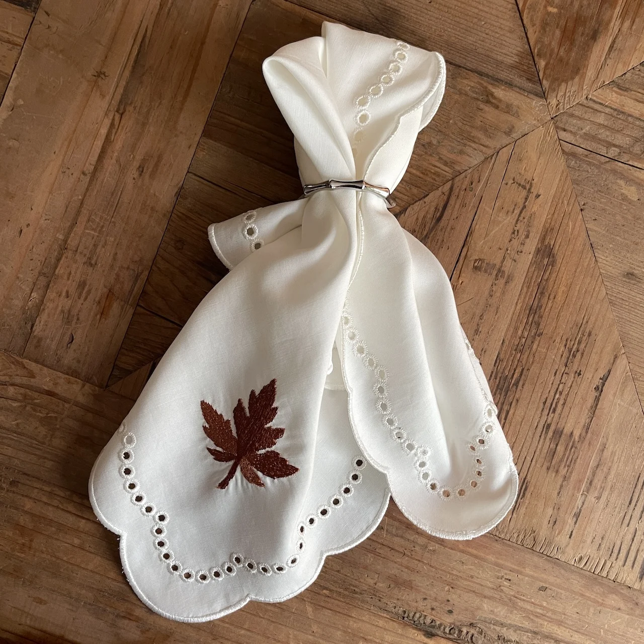 Elegant Europe Style Natural Linen Blend Napkin Scallop Edge Laser Embroidery Maple Leaf Custom Home Dining Wedding Decoration