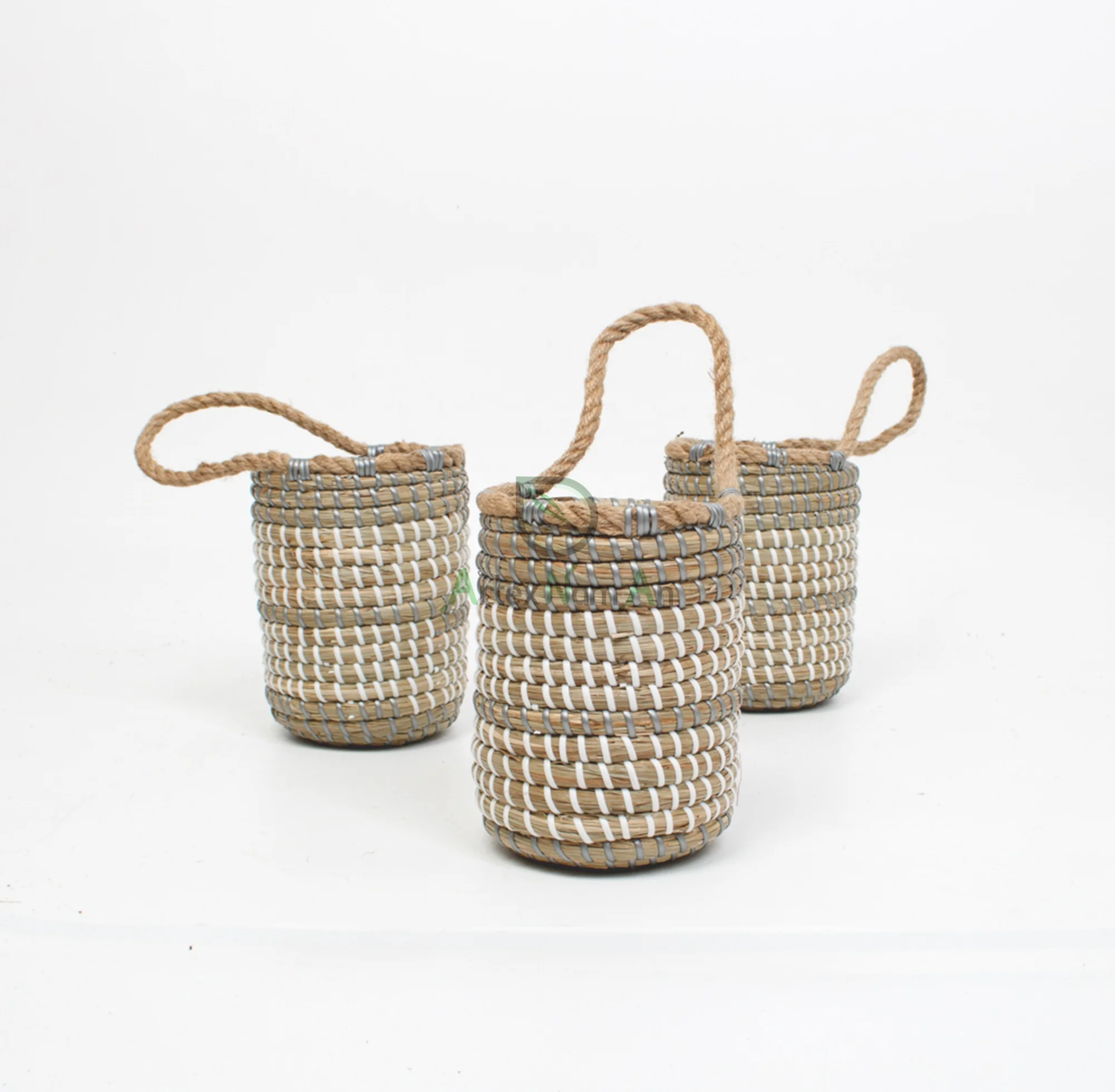 Small seagrass wall hanging basket/utensil holder kitchen hanging basket/hanging woven wall basket for home kitchen storage