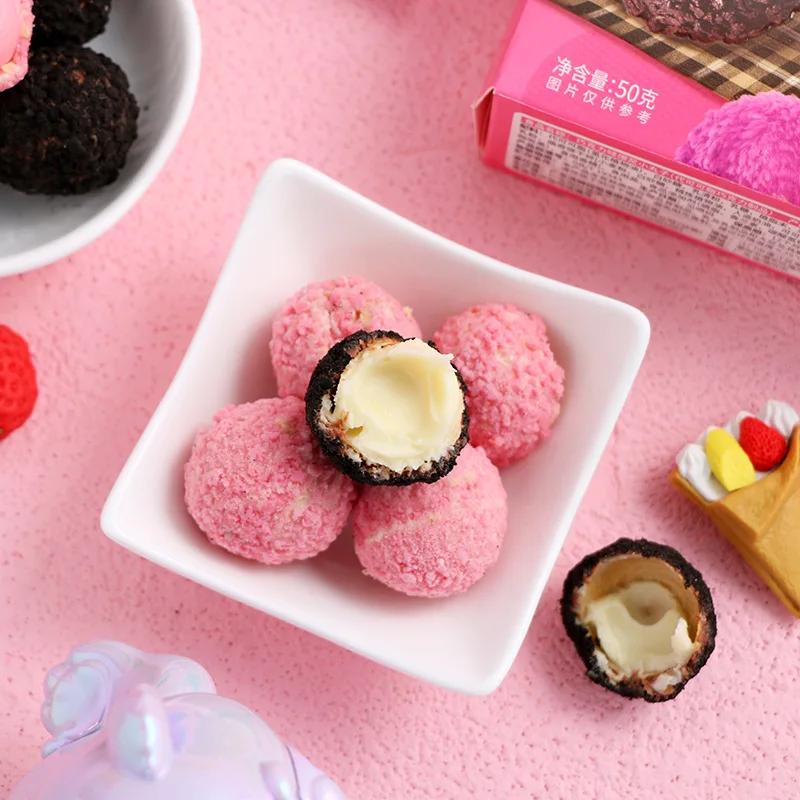 50g Delicious low quality Crispy 3 Layer Chocolate Ball Cookie Sweet Chocolate Filling Biscuit