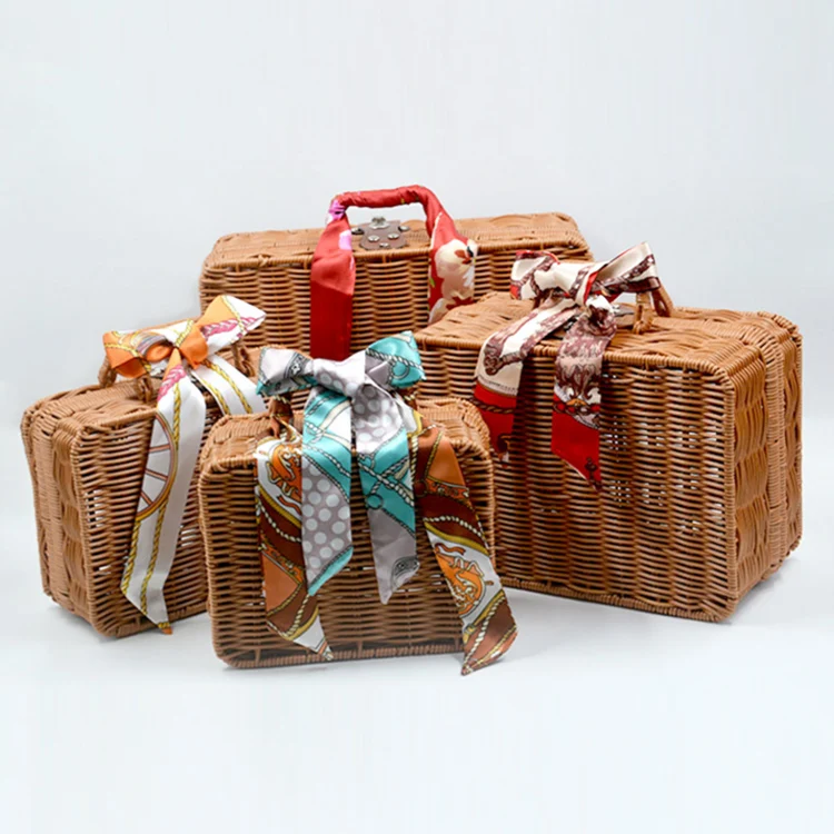 Wholesale Empty Gift Baskets Custom Brown Rattan Picnic Basket with Wine Holder OEM Picnic Gift Basket
