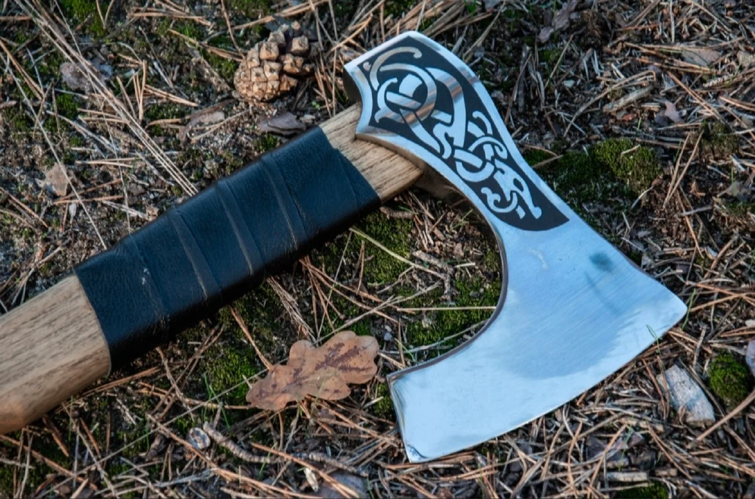 Топор ручного изготовления из 5160 стали с Гравированными ручками и кожаной обмоткой