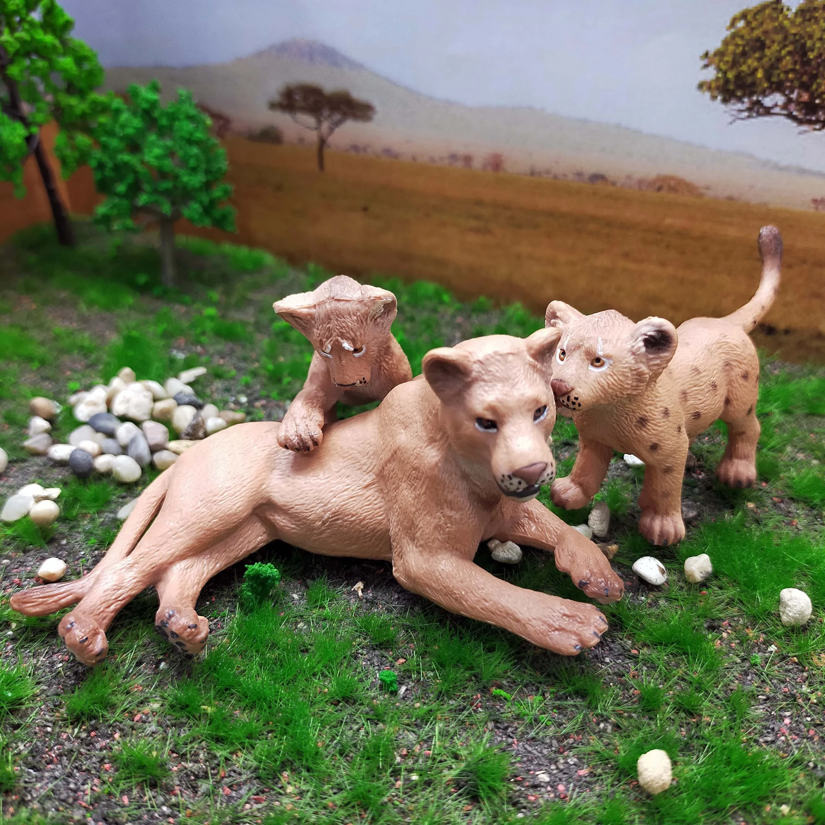 Hot Selling Miniature PVC Lion Toys Solid Animal Figure for Furniture for Simulating Wildlife in Interior Design