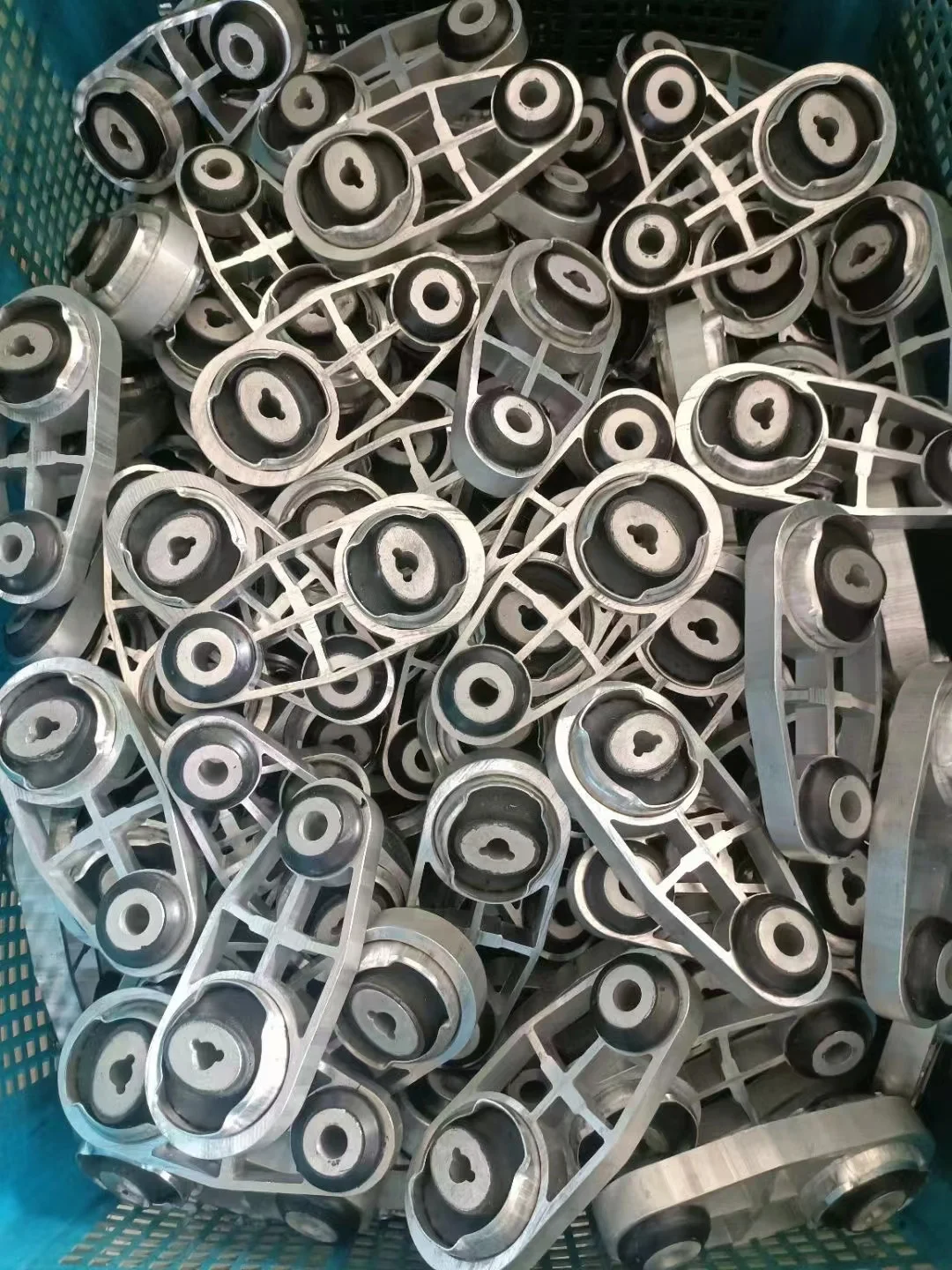 Whole sale Auto Parts Engine Mount For BENZ 210 240 03 18