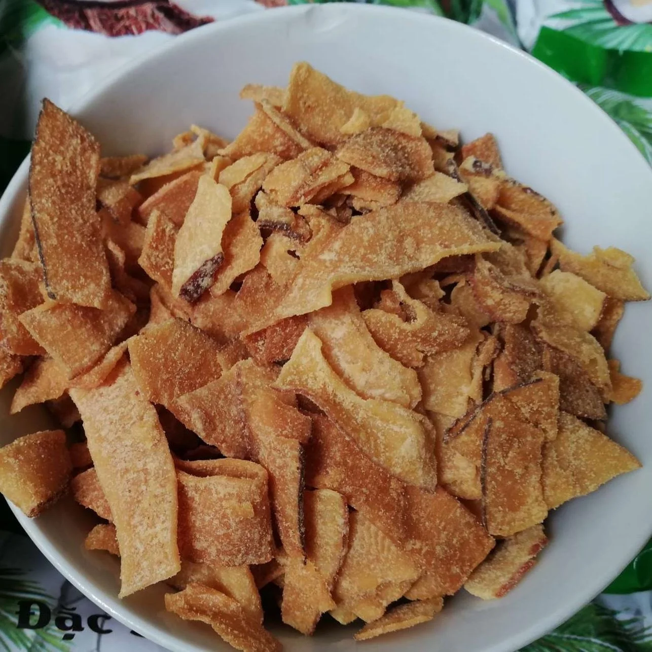 Оптовая продажа хрустящие запеченные кокосовые чипсы сладкий вкус для мороженого смузи Топпинг Мягкая Белая сушеная Кокосовая закуска
