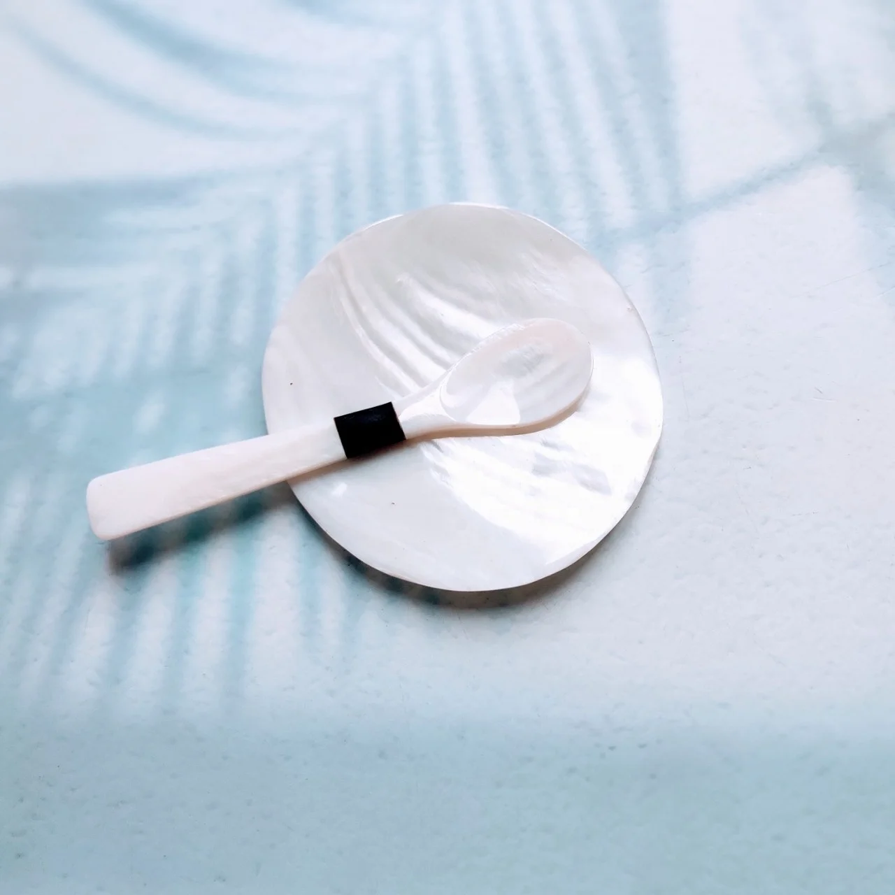 Best Amazon Seller High Quality Kitchen Accessories Mother Of Pearl Spoon With Black Horn Eco Friendly Handicraft From Vietnam