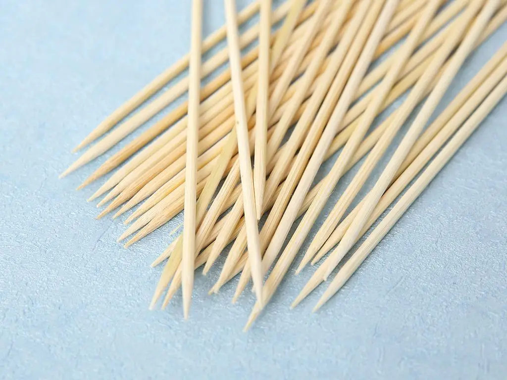 Convenient Disposable Bamboo Grilling and Frying Food Preparation Tools with Plastic Chopstick Rest for Restaurants