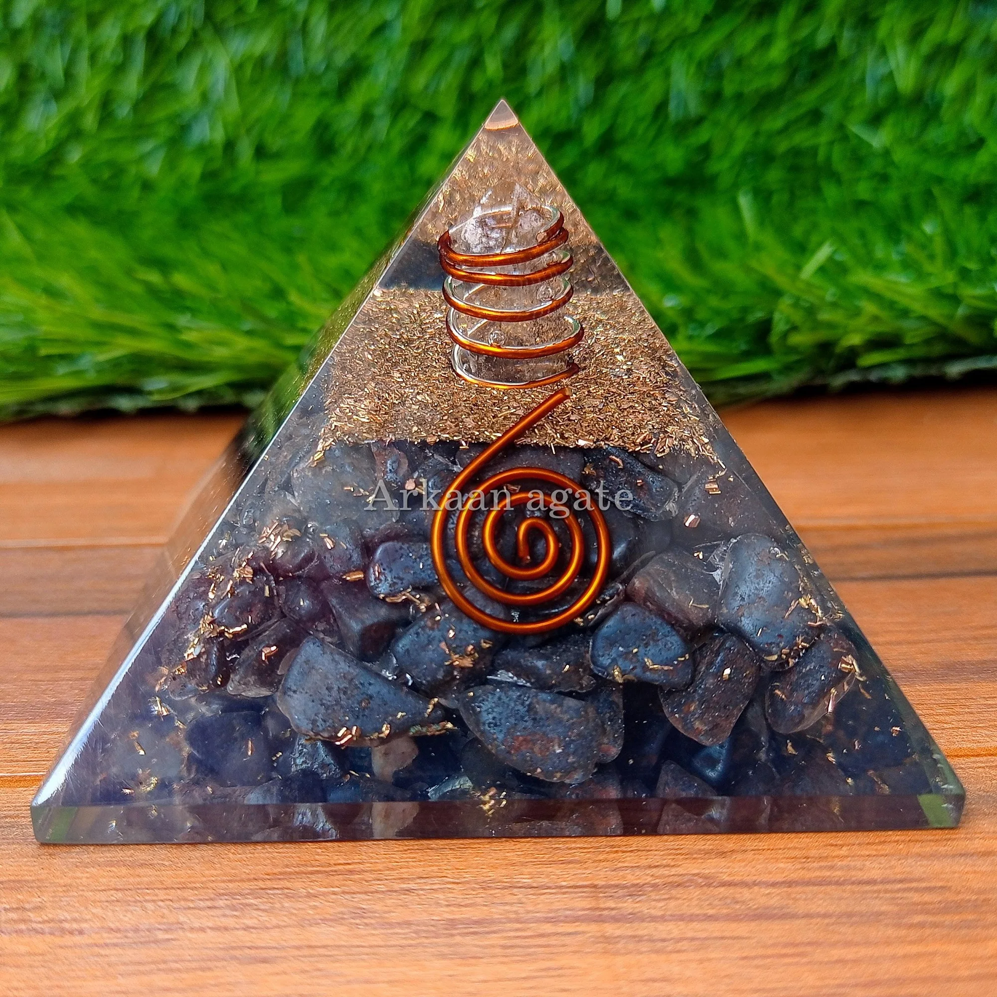 Wholesale Natural Blue Kyanite Stone Orgone Pyramid Metal Copper Bulk Crystal chakra healing orgonite Pyramid For Sale
