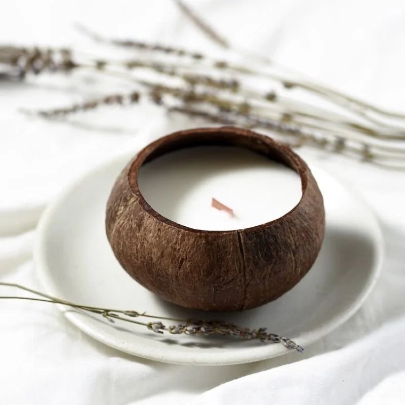 2024 Coconut Shell Scented Soy Wax Candle with Wooden Wick Hot Sales Product